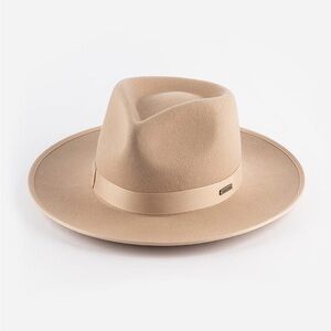 Gigi Pip Monroe Rancher - Nude